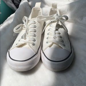 Women’s white tennis shoes